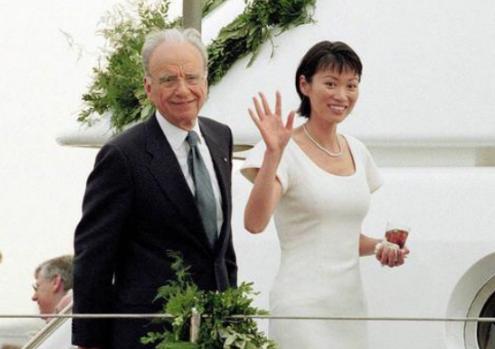 1999年6月，默多克为了迎娶邓文迪，与第二任妻子安娜离婚。分得17亿美元财产的