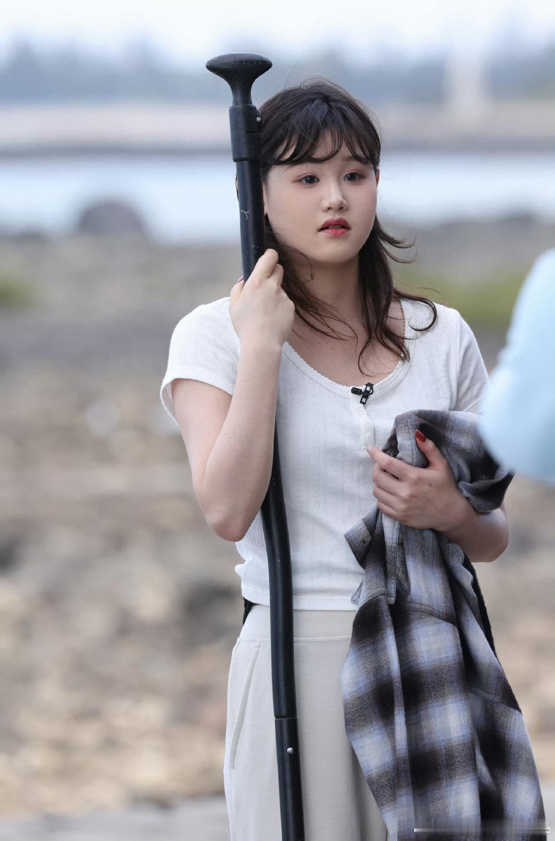 张家齐带妈妈做美甲我家那闺女看着妈妈像小孩子一样好奇新鲜事物，真的格外暖心。张家