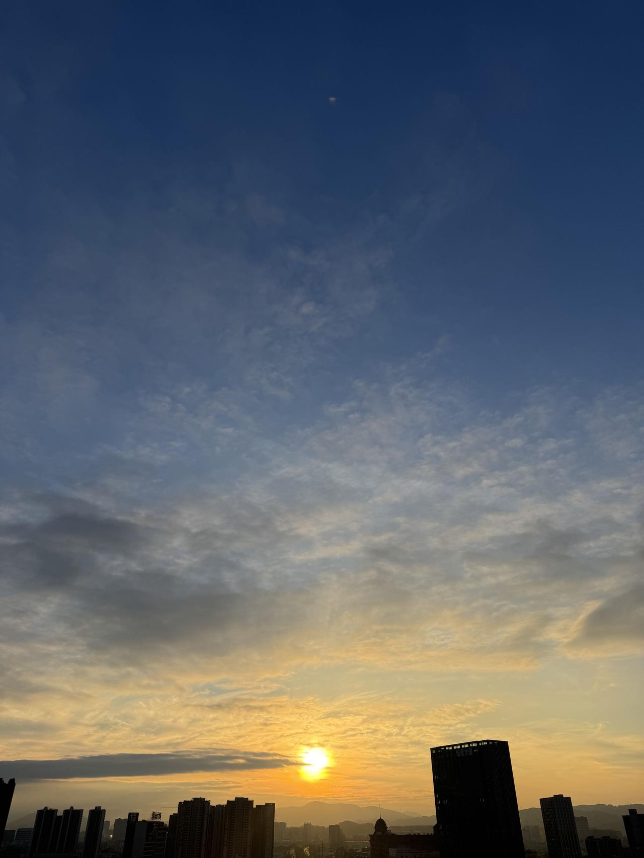 今日分享随手拍照片天高云淡，望断南飞雁。不到长城非好汉，屈指行程二万。六盘山上高