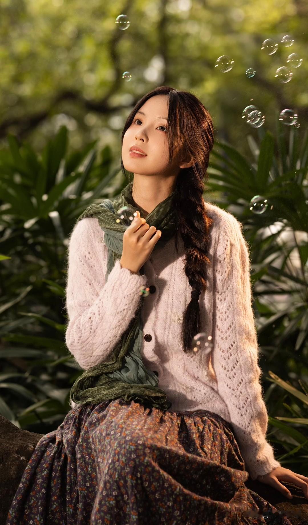 梦幻森林中的少女，吹着泡泡，享受宁静时光。