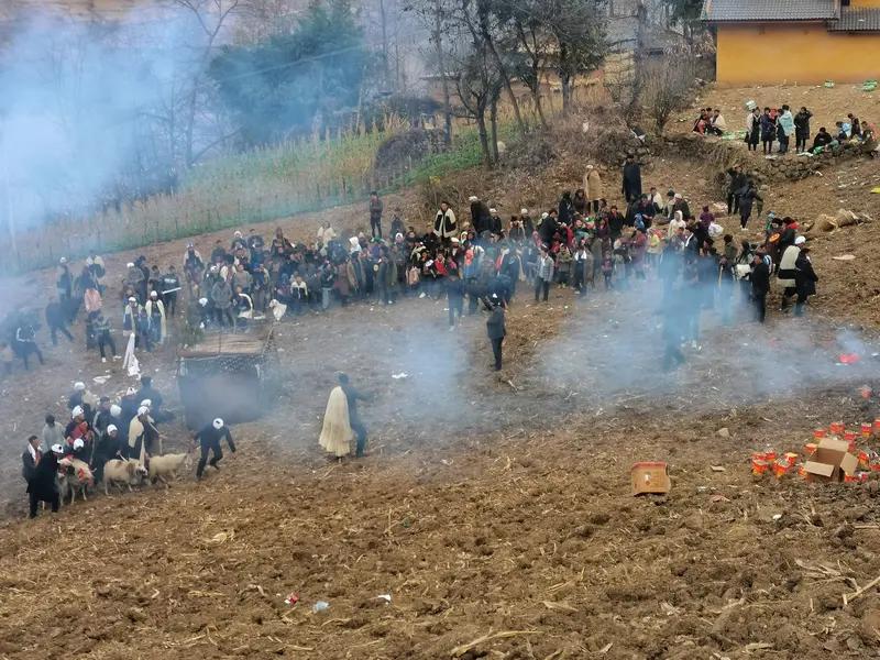 农村白事，为什么农民更喜欢土葬从个人情感上来讲，土葬代表自己的身体没有变成灰，到