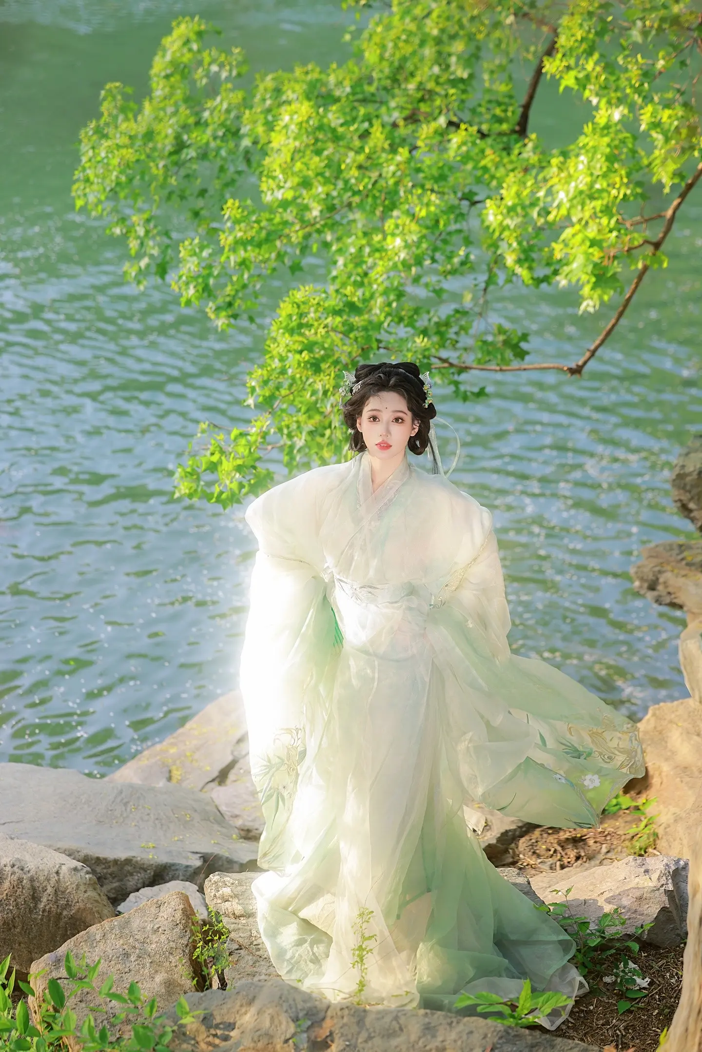 一枕孤风明月。