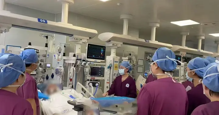 27岁小伙一天没来上班，同事上门查看发现其已重度昏迷，身旁散落大量空瓶和呕吐物，医生紧急提醒