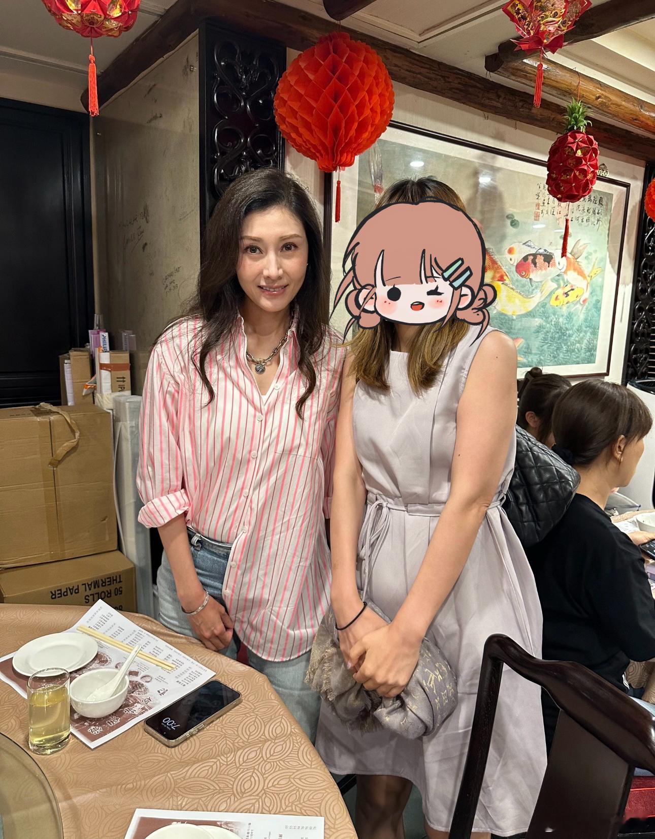 #香港餐厅偶遇李嘉欣##54岁李嘉欣生图状态#有网友晒出了在香港偶遇李嘉欣并且与