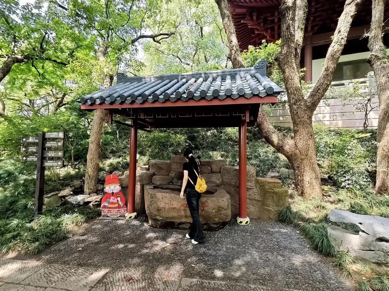 杭州城隍阁一直是杭州城的地标性建筑之一，如同雷峰塔一般名扬四海！
城隍阁位于吴山