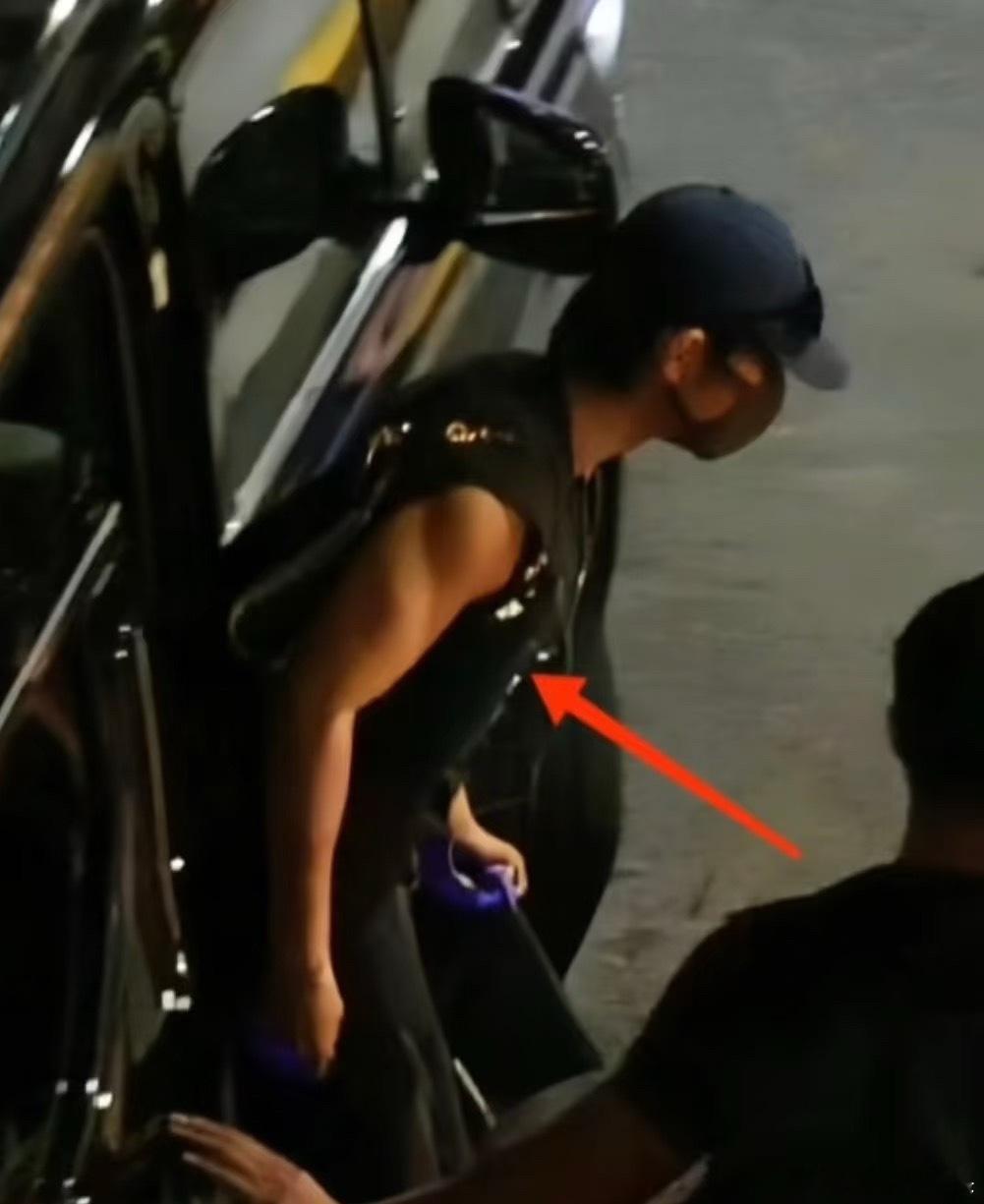肖战真的给粉丝吃得很好穿衣显瘦，一脱衣，荷尔蒙爆棚的薄肌太有性张力了肖战体脂率