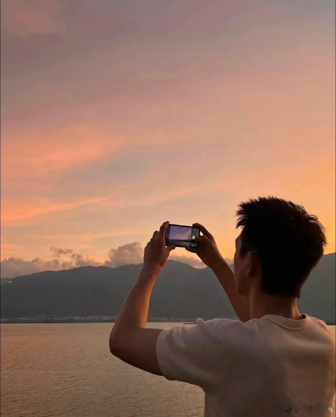 李现任敏高叶曾出演过鹿晗MV无意间重温《勋章》MV，才发现里面藏着李现、任敏和高