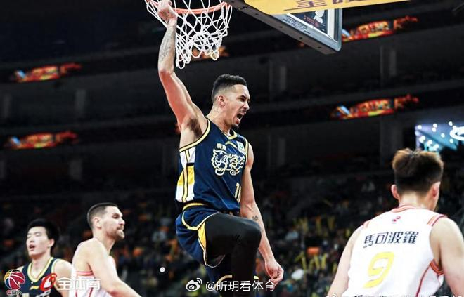 昨晚广东队与深圳队的比赛十分精彩，两队不但打出了高比分（双方得分超过100分）比