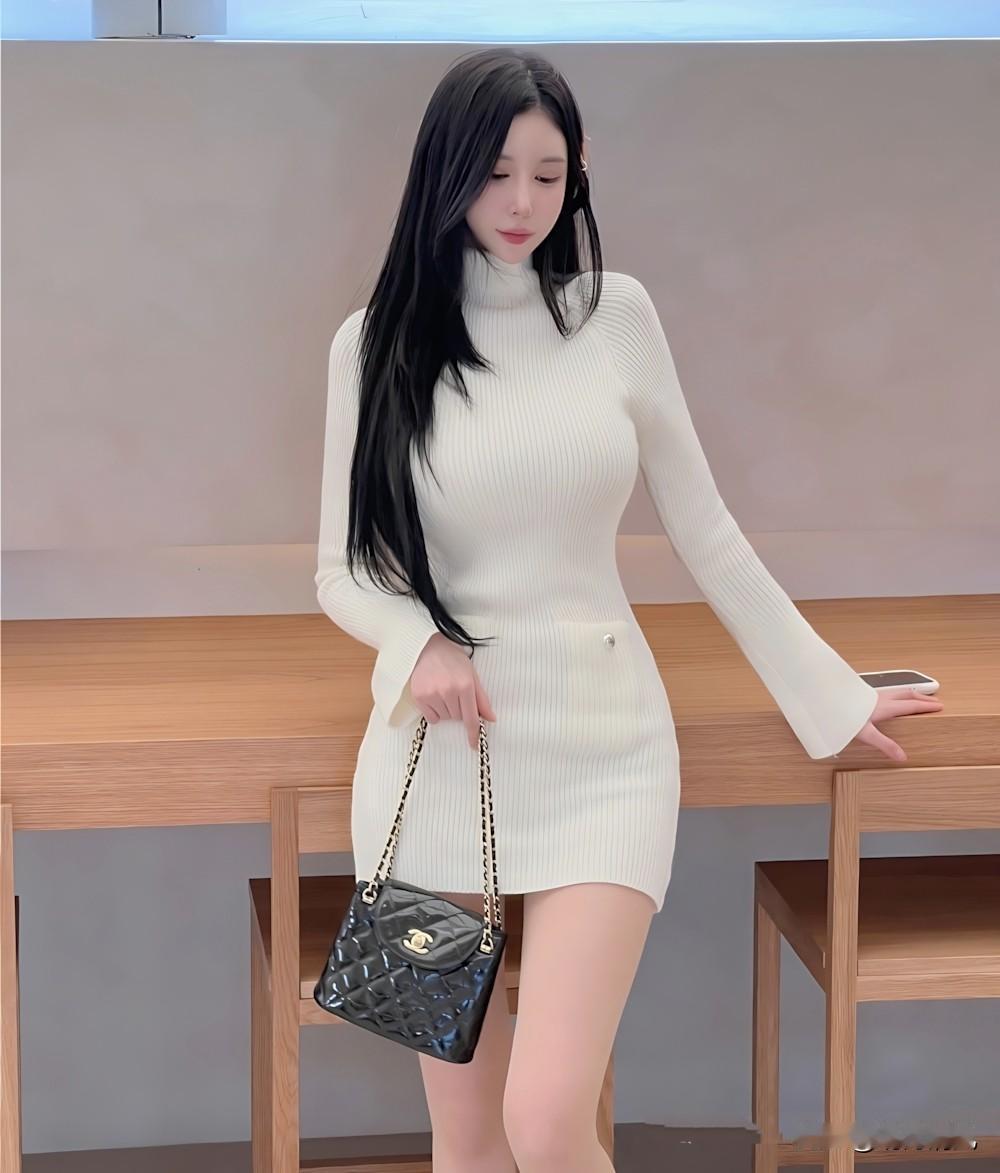 这件白色针织裙，真的可以称得上衣橱里的“白月光”了！软软糯糯的材质，竖条纹悄悄藏