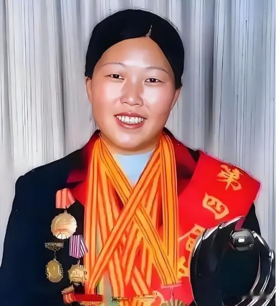 1985年的陕西，一个19岁姑娘的命运被父亲一句话钉死在了荒漠里。  
殷玉珍的