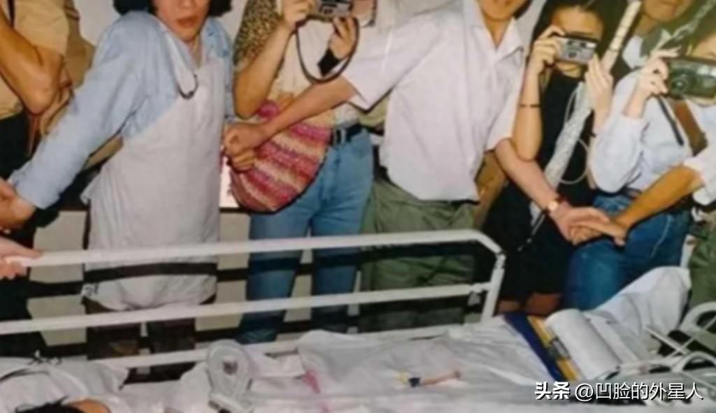 这照片是1993年，昏迷数月的传奇香港歌手陈百强弥留之际最后一张照片，照片中的他