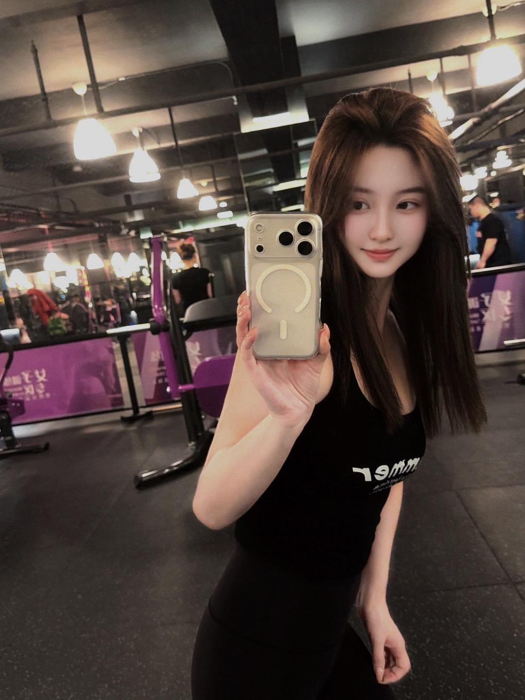你玩手机吧 我摸crush腹肌了