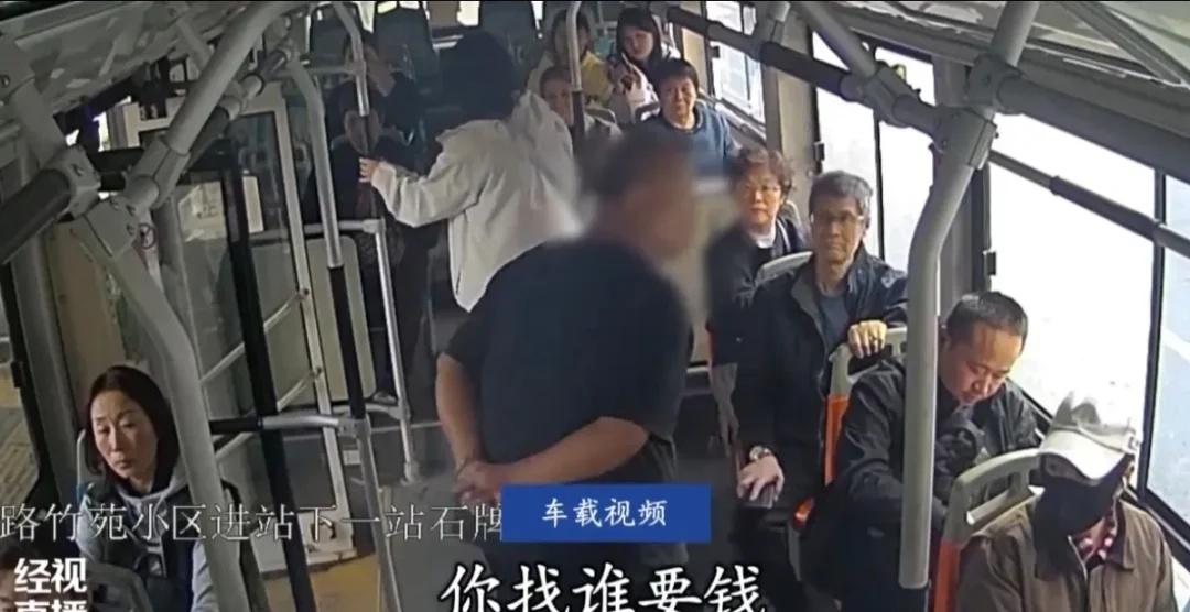 事发武汉公交车内：男子强行向女大学生索财
前不久，在武汉公交613路的车厢里，突