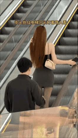 现在的女士越来越开放了，反观男士反而越来越拘谨，不信你去大街上看看，男人穿得越来