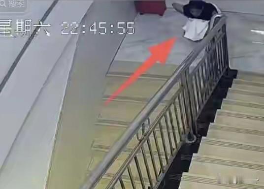 台球厅里的两泡尿，扯下成年人体面的遮羞布

广州一家台球厅的老板这几天气得头疼。