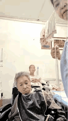哎哟娘耶，看那根长长的管子从大妈鼻子里捅进去的时候感觉到肉痛，可怜的老人虽然来回