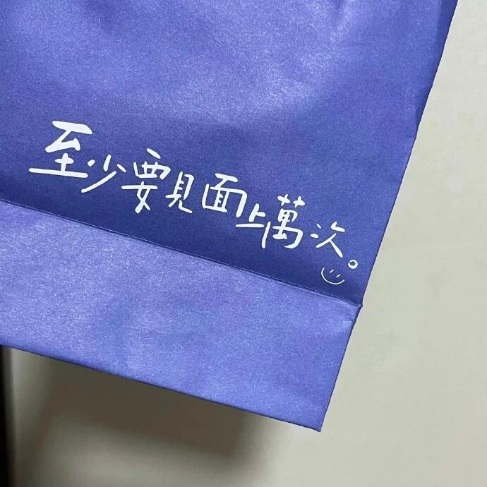 旧梦已远，回忆如沙，从指缝间溜走，我不再试图紧握 