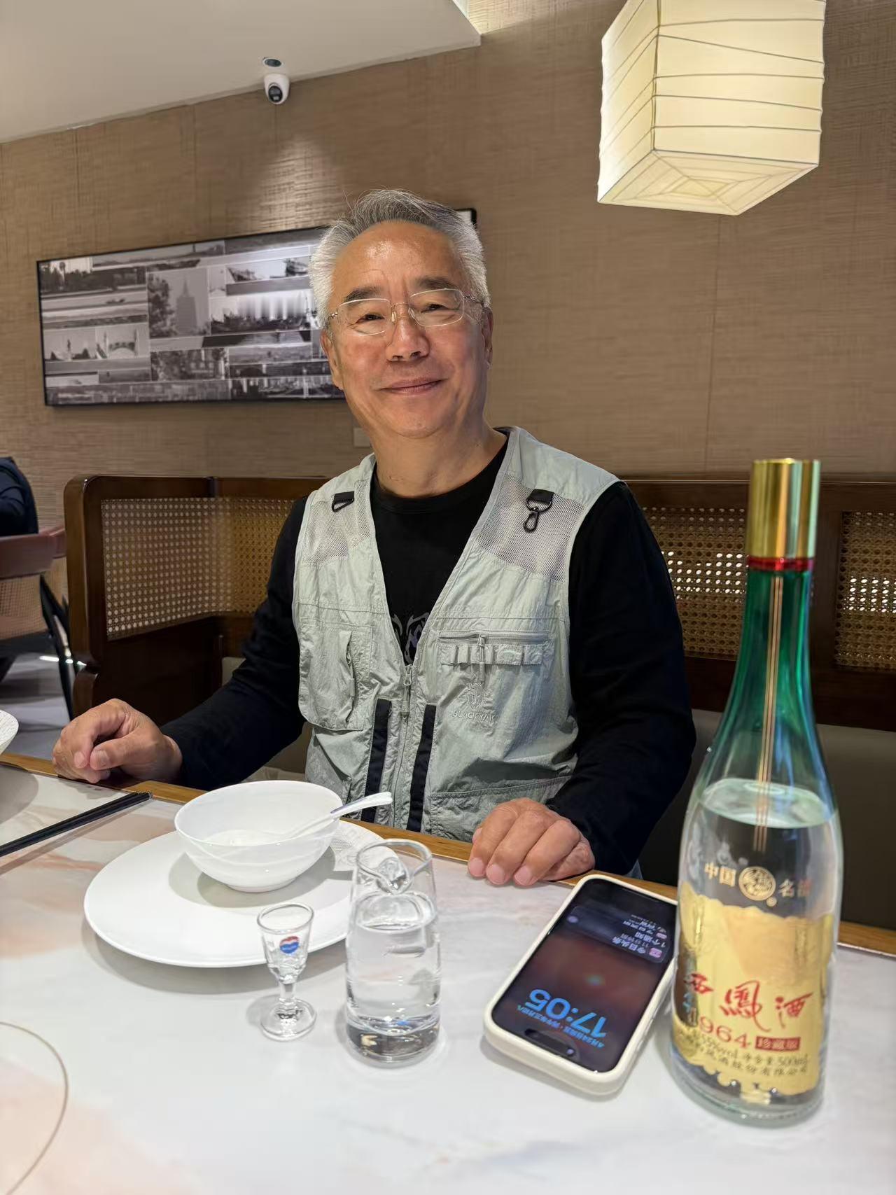 披星戴月为了这一口

三天半，三千三百公里。从海南五指山到锦州笔架山，我们老两口