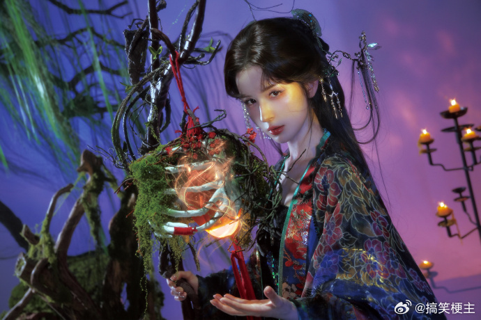 谁把哈妮克孜头发挂树上了哈妮克孜东方诡美感不用繁复华丽的妆造堆砌，单单林间薄雾布
