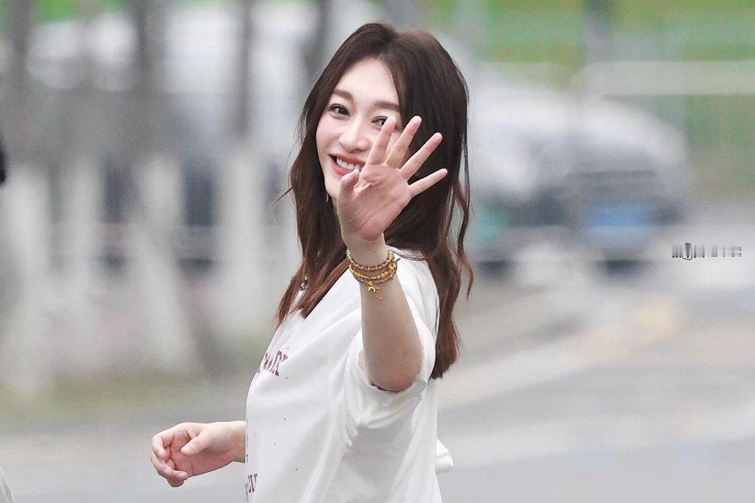 李小冉能不能吓唬我一下 李小冉“受害者”联盟成立了！成员：谢娜、王濛。症状：一边