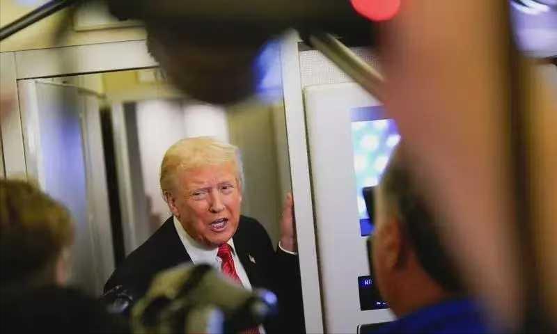2026 年 5 月 13 日晚间，特朗普搭乘空军一号抵达北京，开启三天国事访问