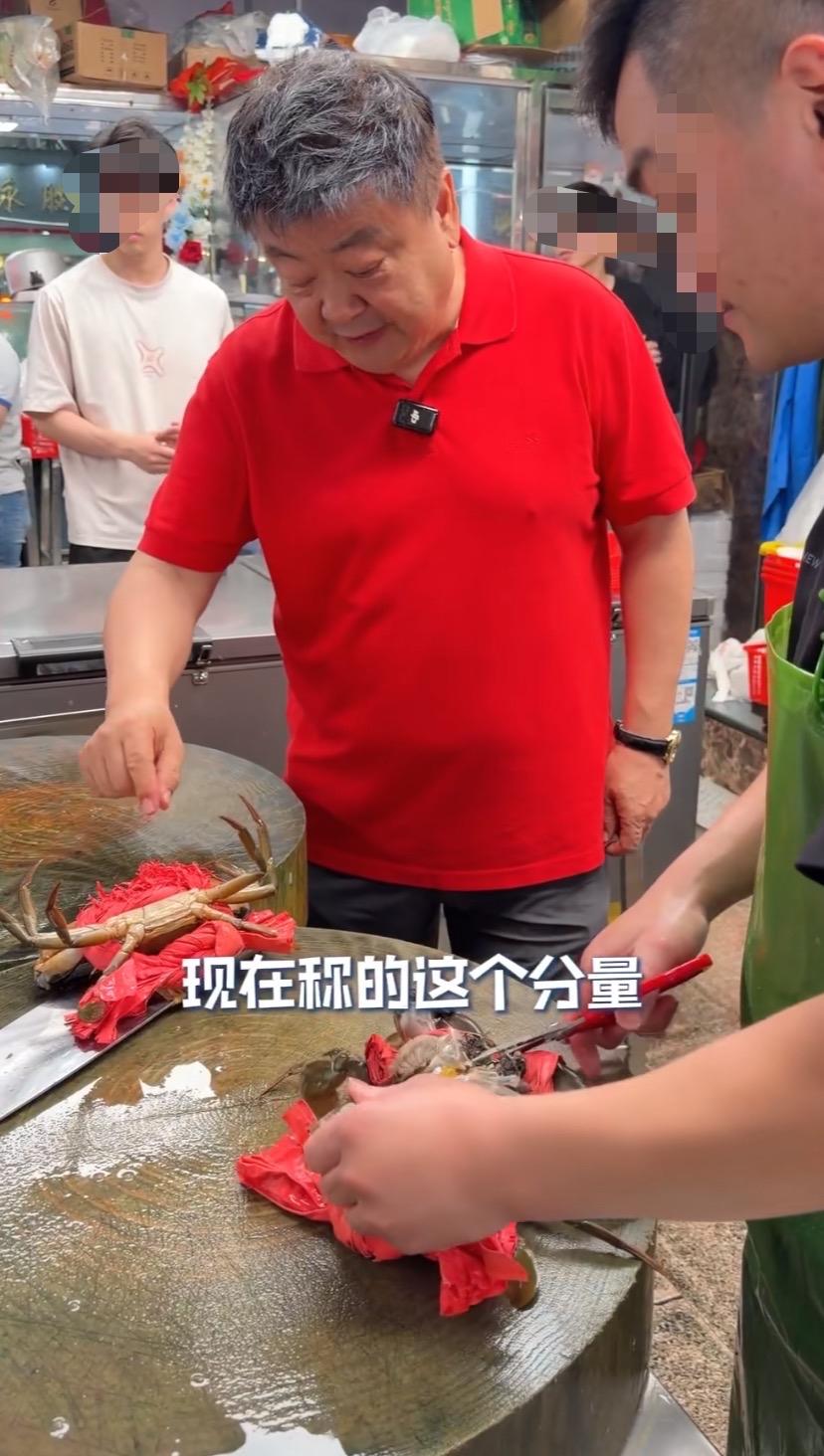 洪剑涛这一问，算是把很多人吃海鲜时憋着的火问出来了：买螃蟹，到底是买肉，还是买绳