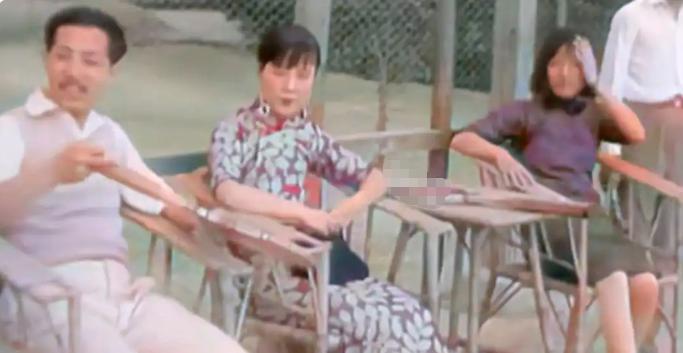 一九三二年张学良与家人打网球，原配夫人于凤至在旁静看，少帅与女儿组队对战儿子双打