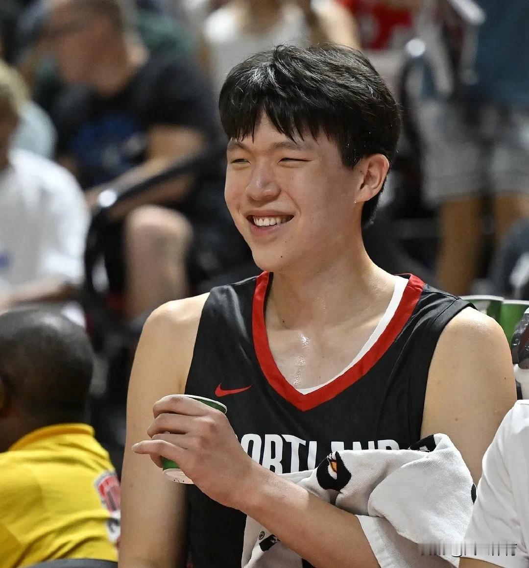 杨瀚森在今天迎来首个NBA夏季联赛，开拓者也给足了他上场时间，面对金州勇士队，杨