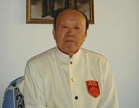 毛主席咬了一口葱油饼，脸色“唰”地就沉了下来，紧接着把饼掰开，警卫员见状，立马把