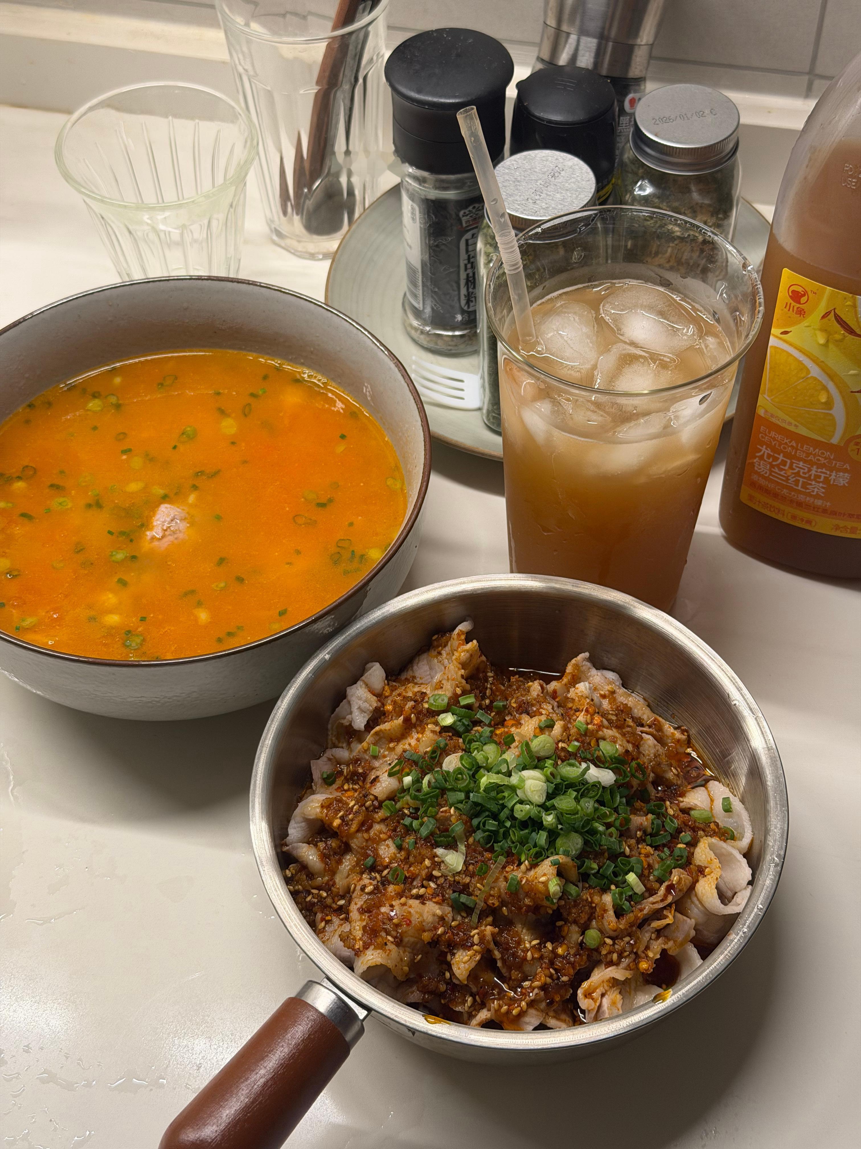 今晚做的蒜泥白肉和番茄丸子汤，再忙也要好好吃饭呀(^３^) 