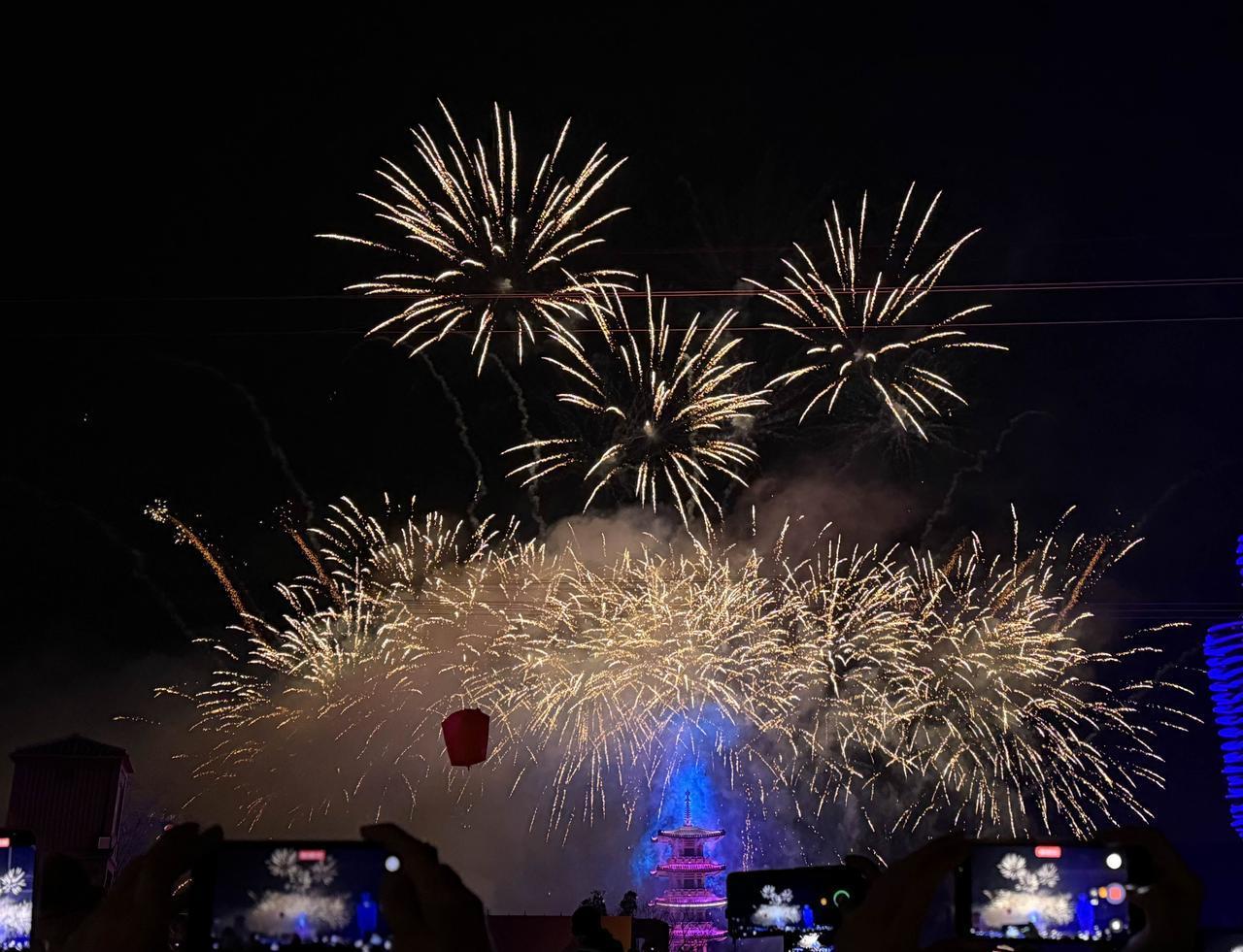 太湖上演铁花与无人机秀

         昨天晚上，夜幕下的无锡太湖边，千年非