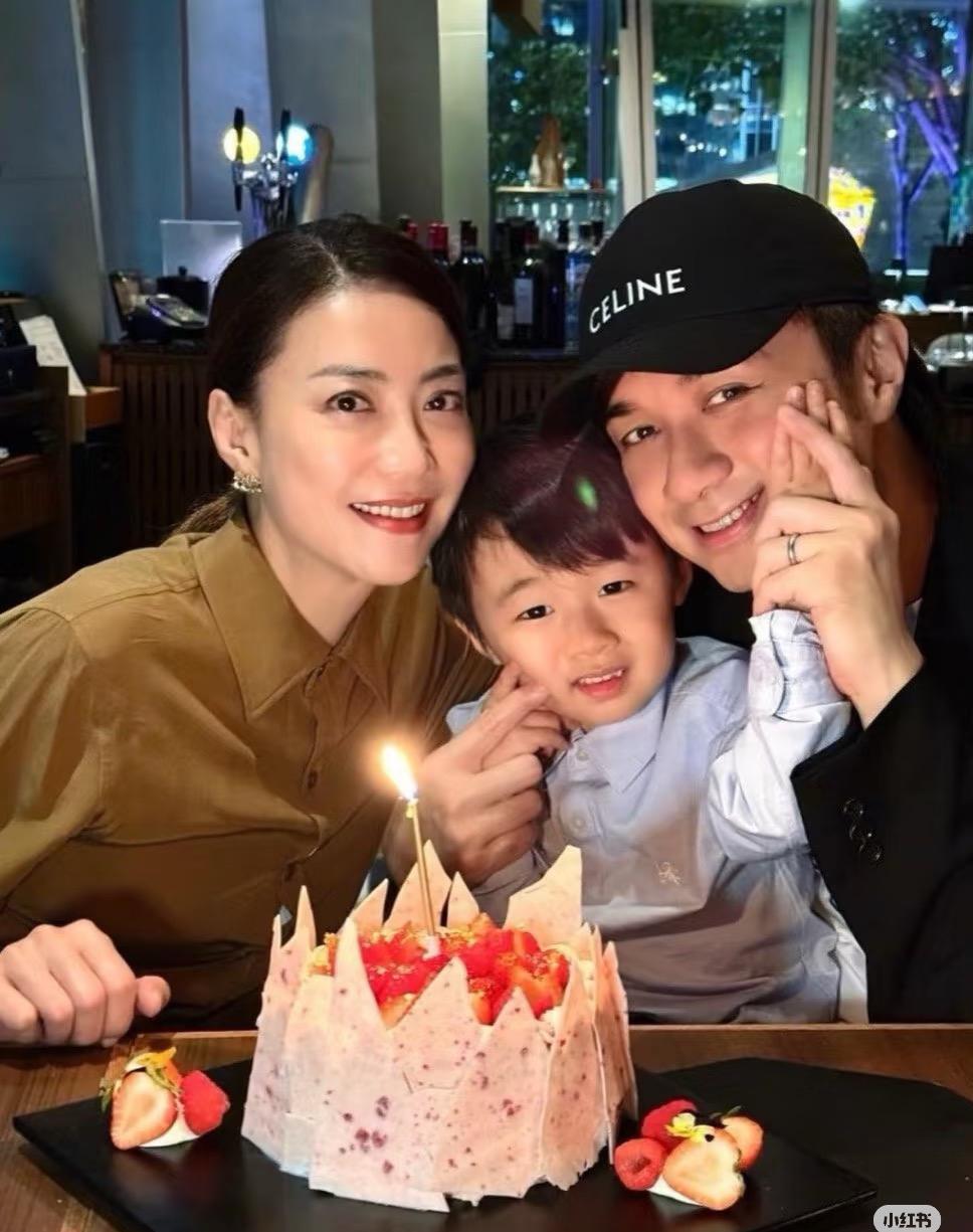 53岁古巨基再生下一子，

2020年3月，他老婆陈韵晴52岁生下长子Kuson