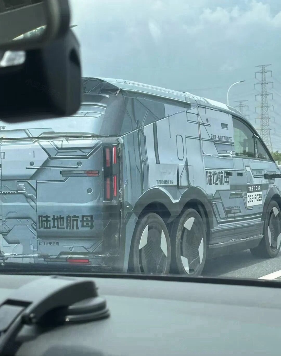 小鹏汇天“陆地航母”，里面装了飞行汽车，比较重，所以六个轮胎前二后四。 