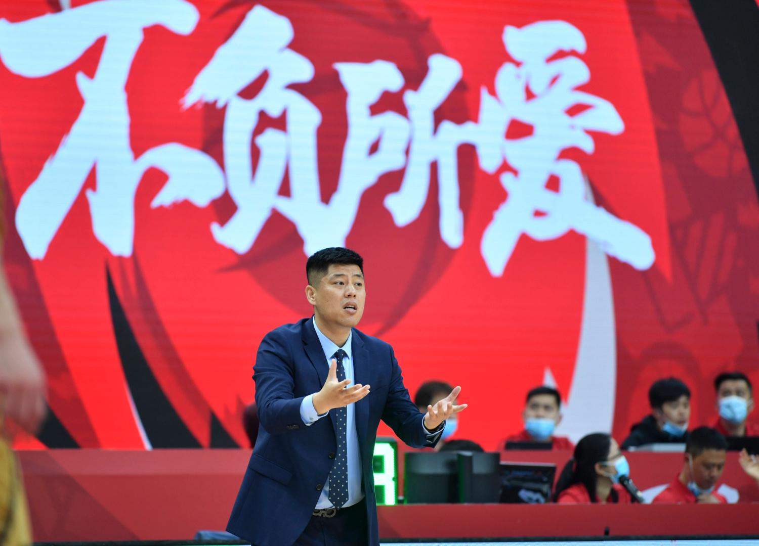 潘江怨气冲天，山西输得太冤了。潘江：“球队今晚打得非常好，为我的队员们...