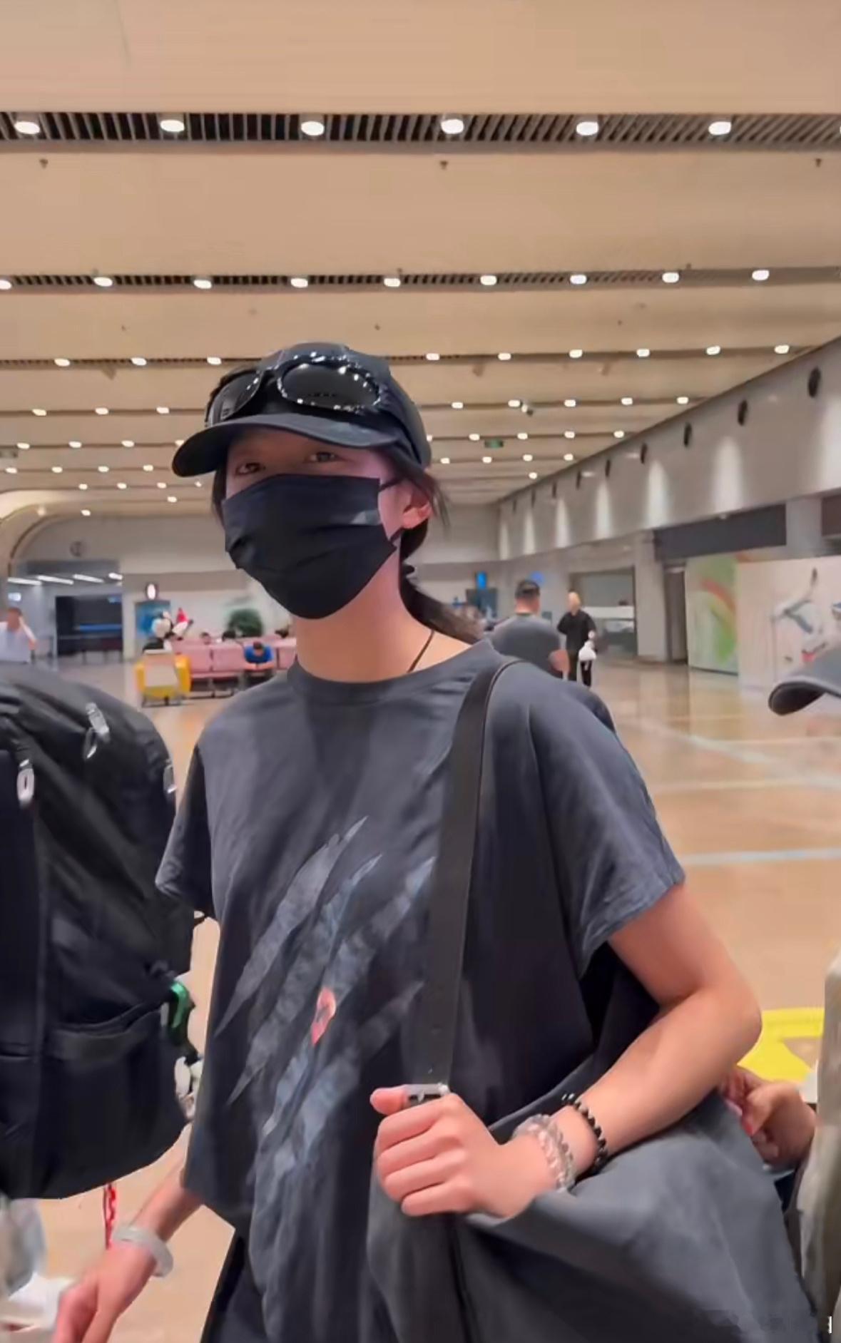 关晓彤现在的肤色完全不影响颜值好吗！反而多了点健康元气感，像刚从海边度假回来的甜