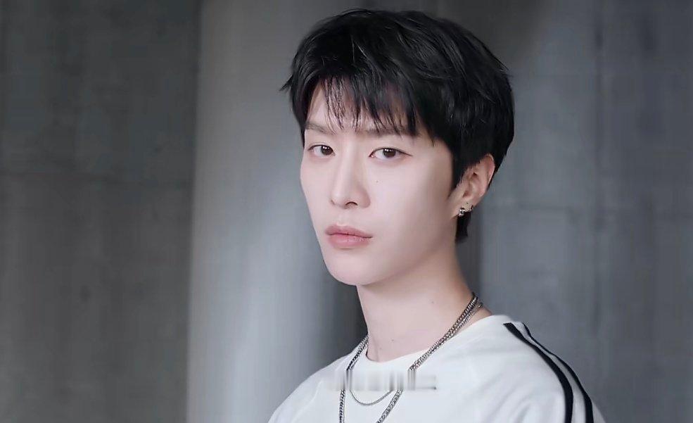 YISHION以纯以纯品牌代言人范丞丞以纯时尚适穿主义  与以纯的第十年，终于等