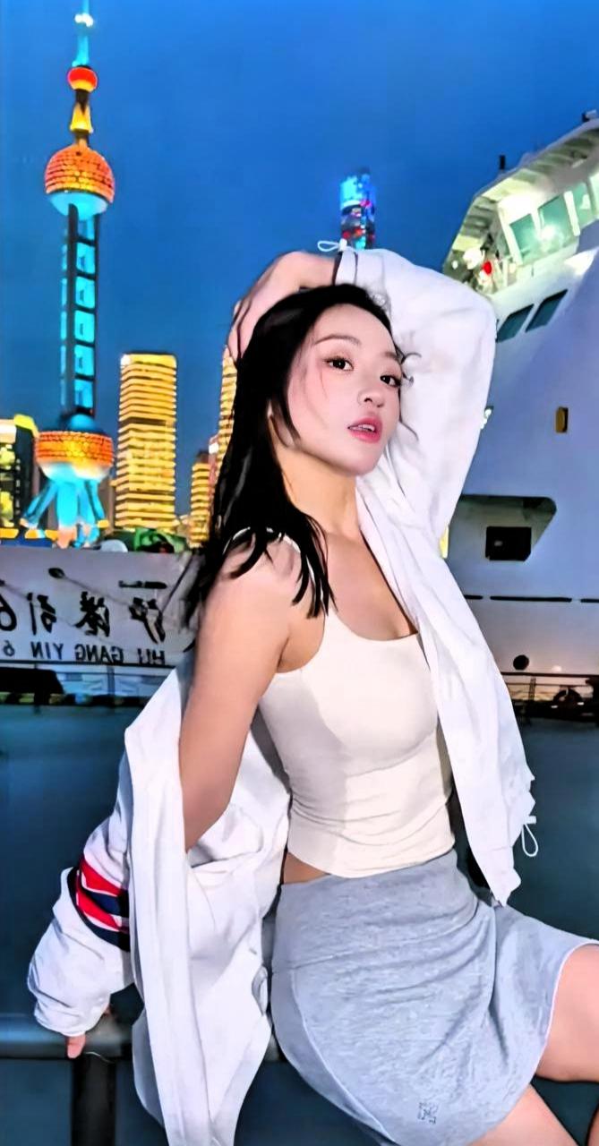 下联：一院竹声随静坐
上联：半窗月影舞欢声