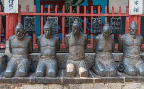 岳飞墓前曾跪着5个奸臣，如今剩下4个，离开那人名字听着耳熟

去杭州岳王庙祭拜过