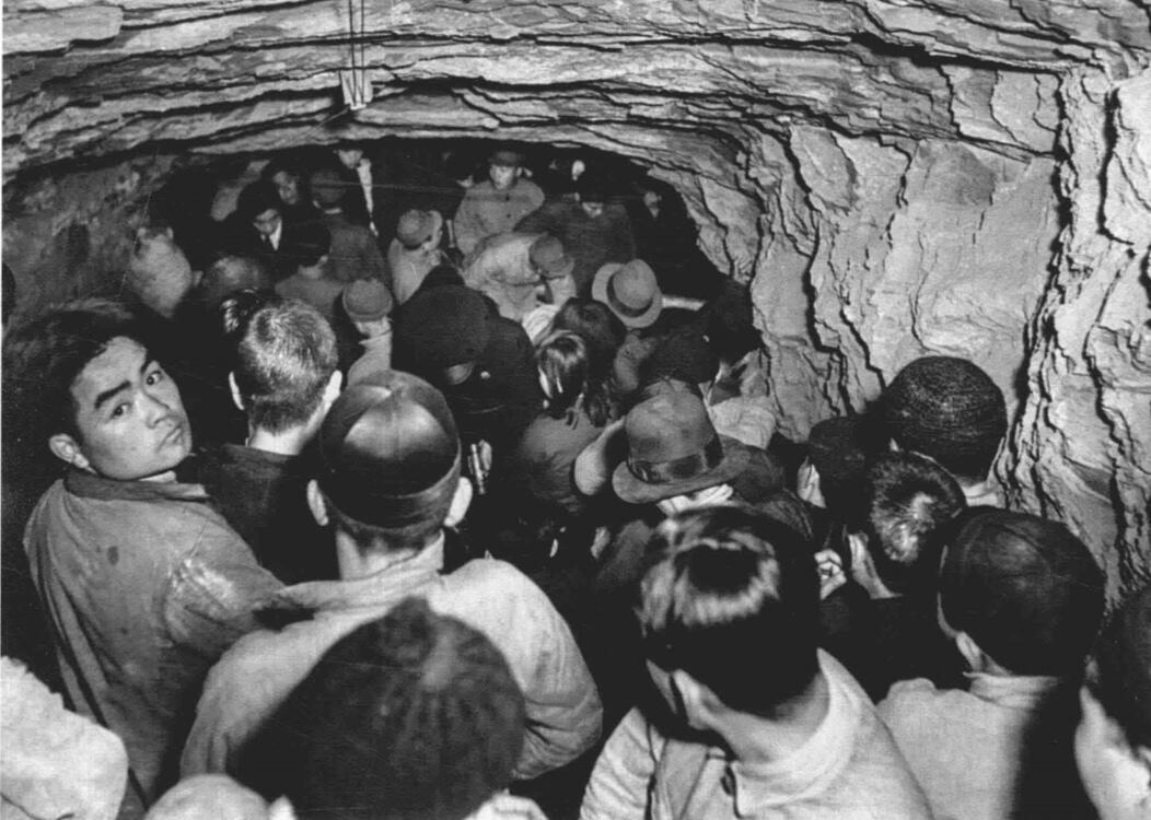 历史知识1941年，重庆。聚集在重庆某防空洞的避难人群。 ​​​