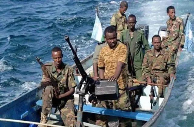 “停止射击，中国石油，快撤”2010年索海里海盗抢取一艘俄罗斯邮轮，正当为之庆祝