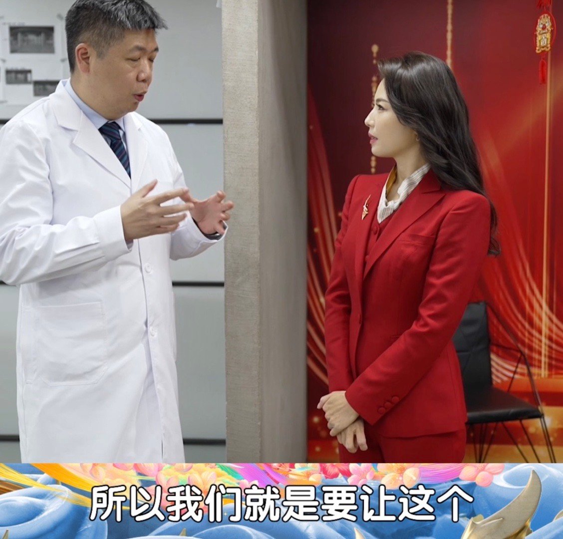 北京台春晚后台自曝老花眼，遇中医解锁新秒招。#刘涛在北京台春晚玩倒立# 虽然眼已