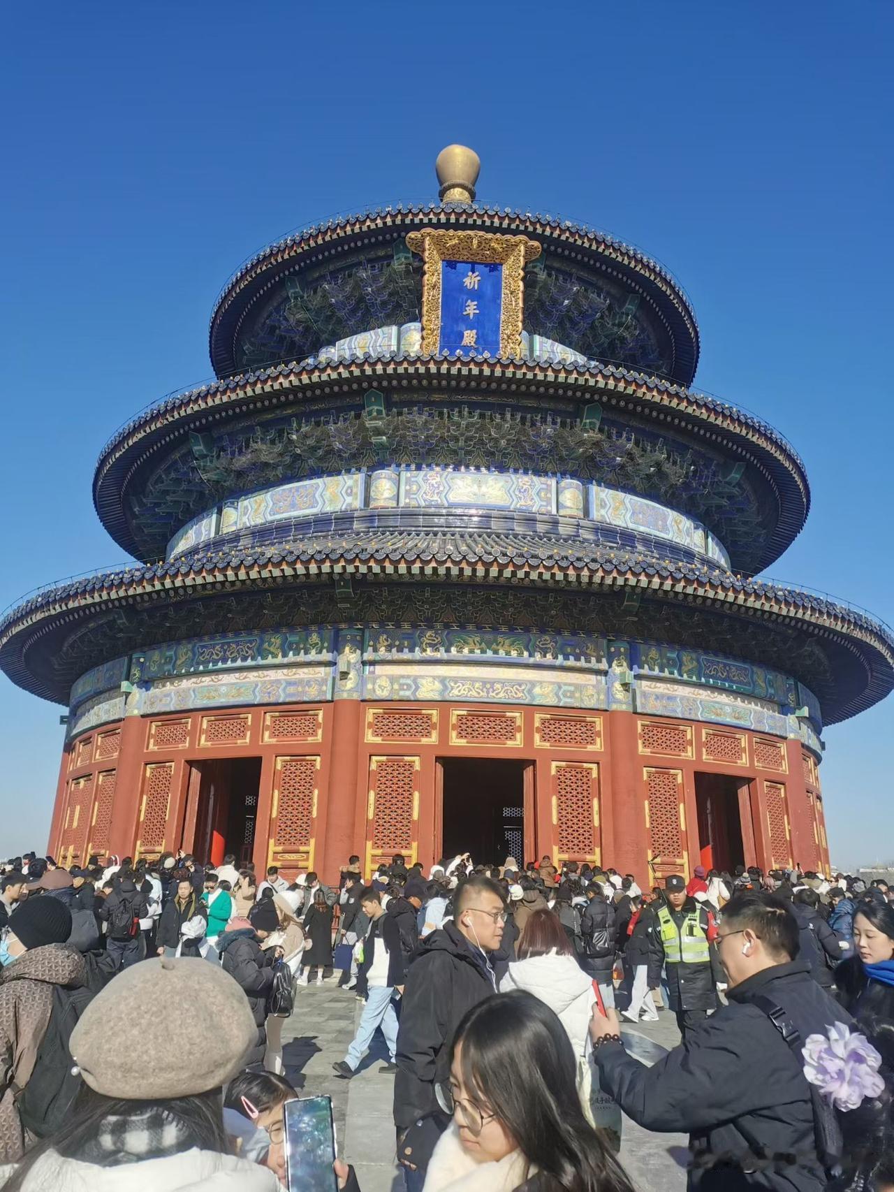 2026年元月3日上午，晴，闲来无事，溜达到了北京天坛公园，好家伙，满园都是大学