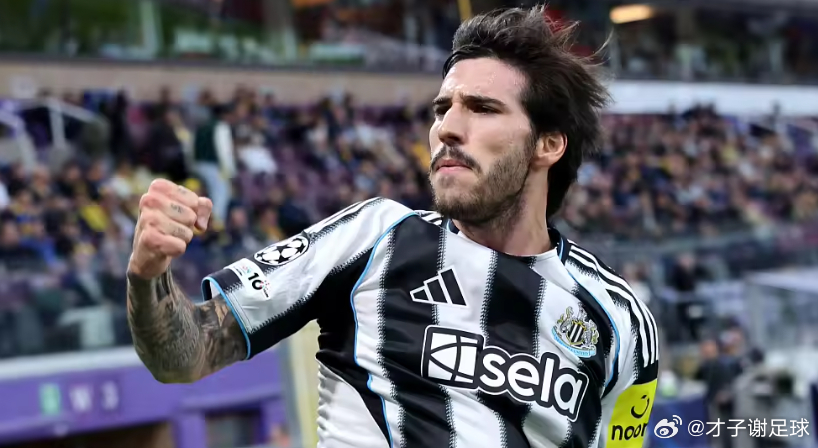 德国知名足球记者Christopher Michel消息，曼联正在认真运作引进纽