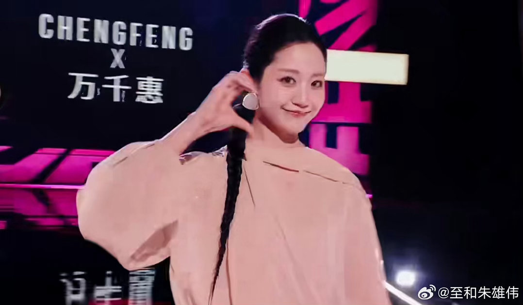 浪姐初见面万千惠第一个出场  第一个出场压力山大，万千惠却走出了散步的气场。把尴