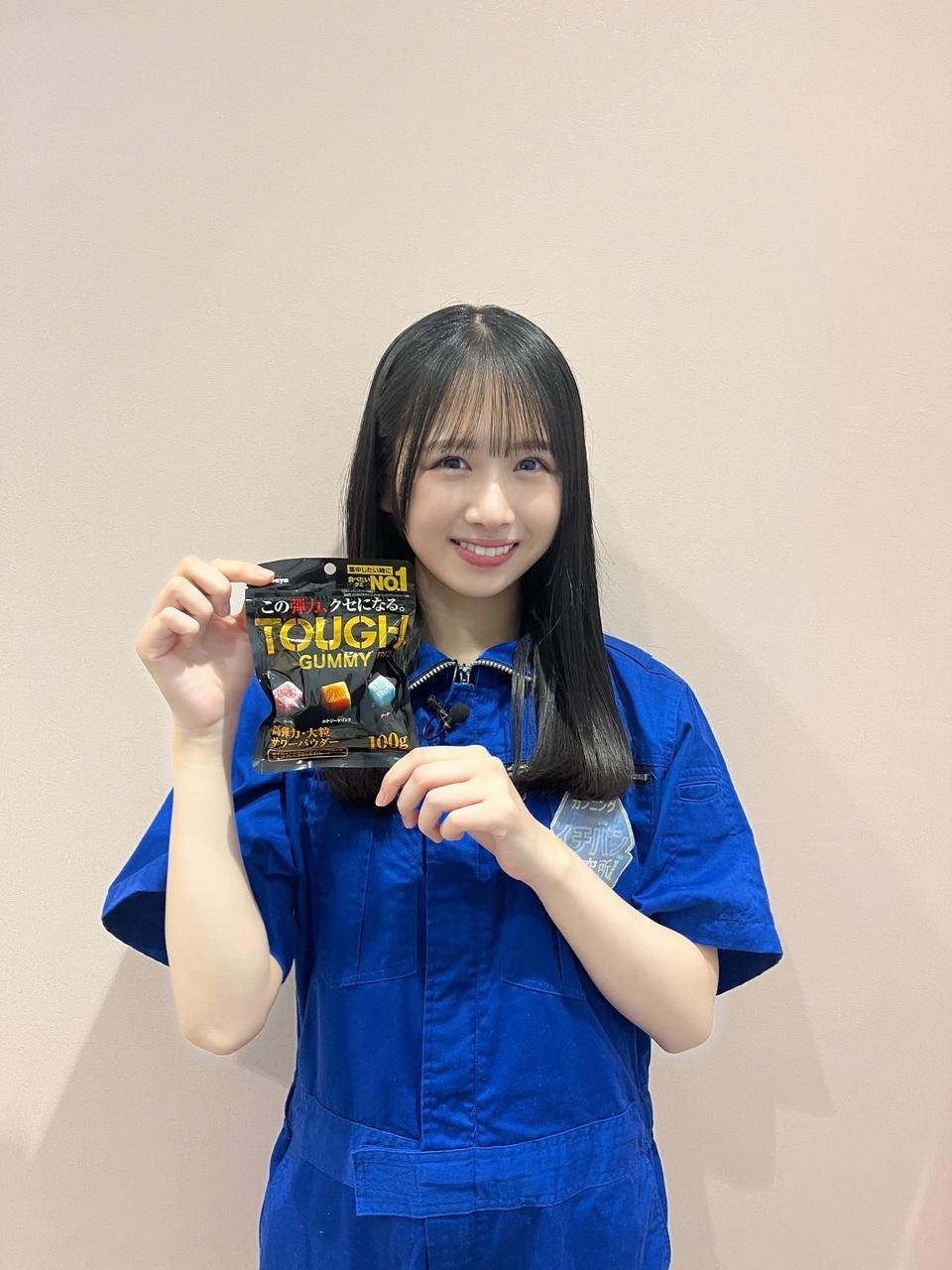 ひなの「いつもお家で髪の毛縛ってるやつを読者のみんなに初公開！寝っ転がって光に透