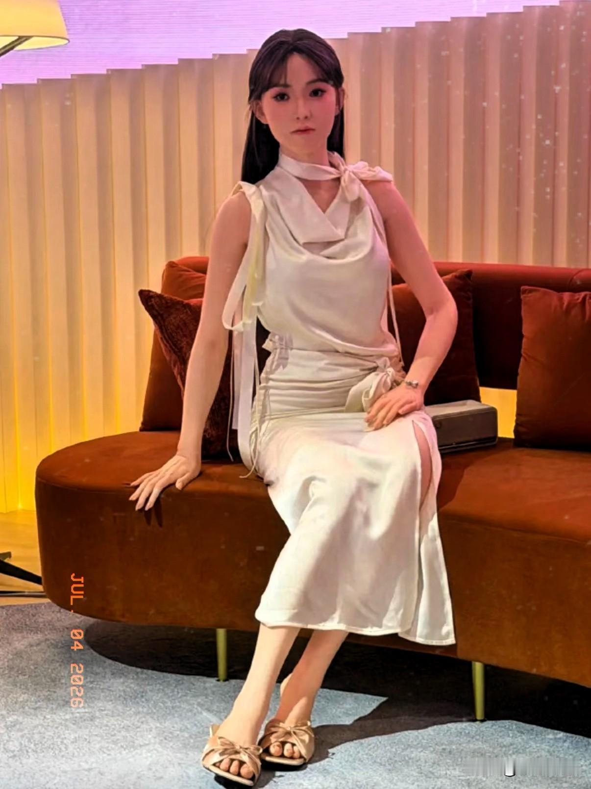 这以后谁还结婚啊！
最近一款仿生情感机器人彻底火出圈，预售价1.58万，短短时间