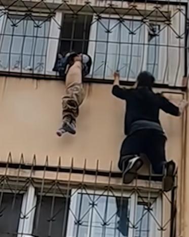 幼童头卡在防盗网上，外卖小哥不顾自身安危爬上所在的四楼，成功救下孩子。
视频看得