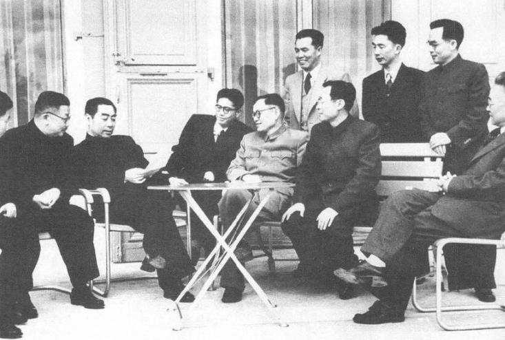 周恩来和中国代表团代表张闻天(坐者右三)，王稼祥(坐者右二)，李克农(坐者左二)