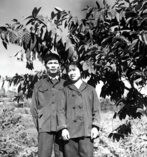 1970年，19岁北京知青摔断手臂，跑到县城买药。可药钱差1角，他恳请营业员帮忙