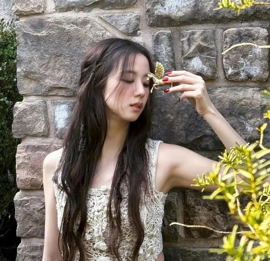 金智秀连续三年获世首美 金智秀连续三年荣获“世界首美”称号，这绝非偶然，而是颜值